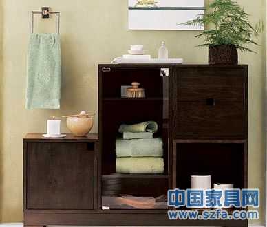 安裝浴室柜時(shí)經(jīng)常需要在箱體板上開鑿打孔，多功能封邊膠條能夠緊裹板材切割邊緣，起到較好的防水防潮作用