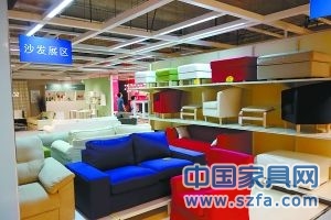 愛蜂巢家居體驗(yàn)館沙發(fā)展區(qū)。記者 孫戉攝