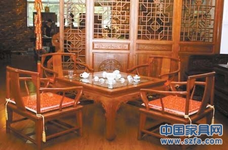 屏風、瓷器、奇石等配以紅木家具更顯濃郁中國風
